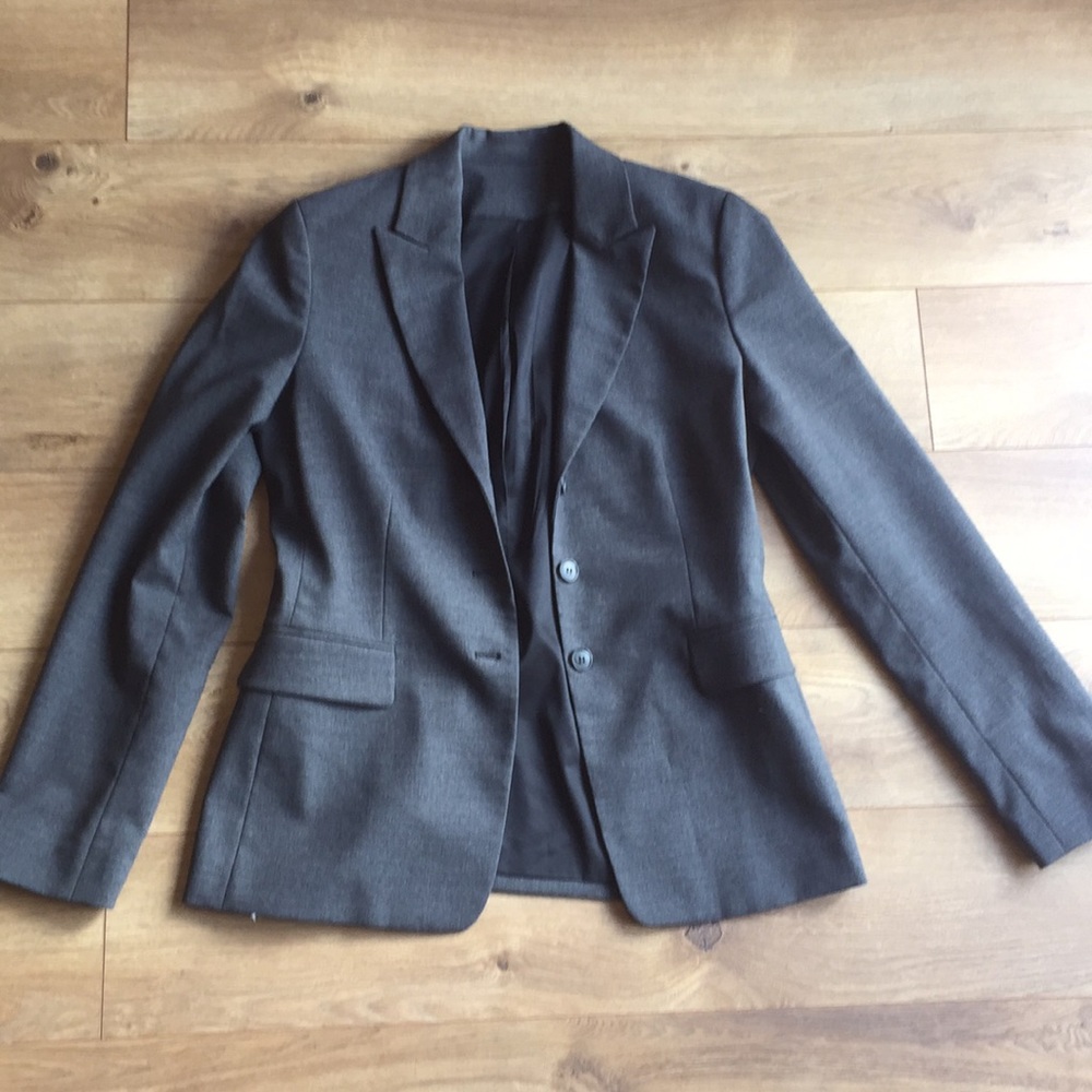 Women’s Gray blazer 2 button-size 6 Tahari